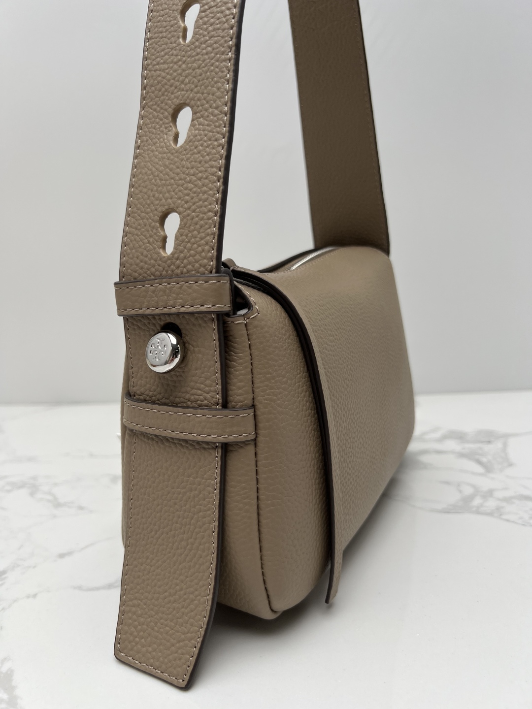 Tory Burch ～ 款单肩手提包 荔枝纹纹柔软牛皮