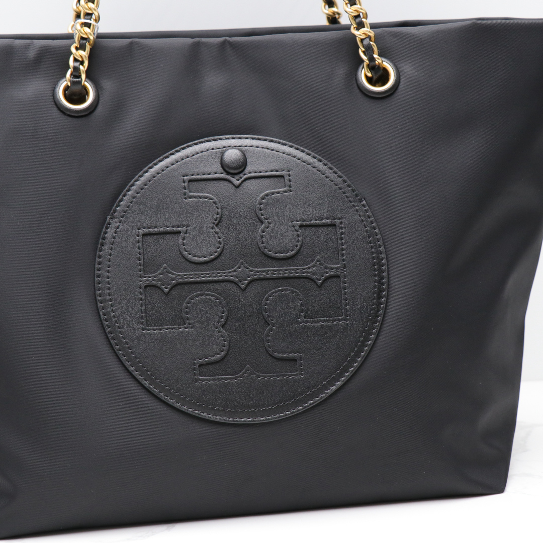 Tory Burch ～TORY BURCH汤丽柏琦 Ella链条托特包柔软解构 以轻巧的再生尼龙材质与编织链条肩带而独具辨识