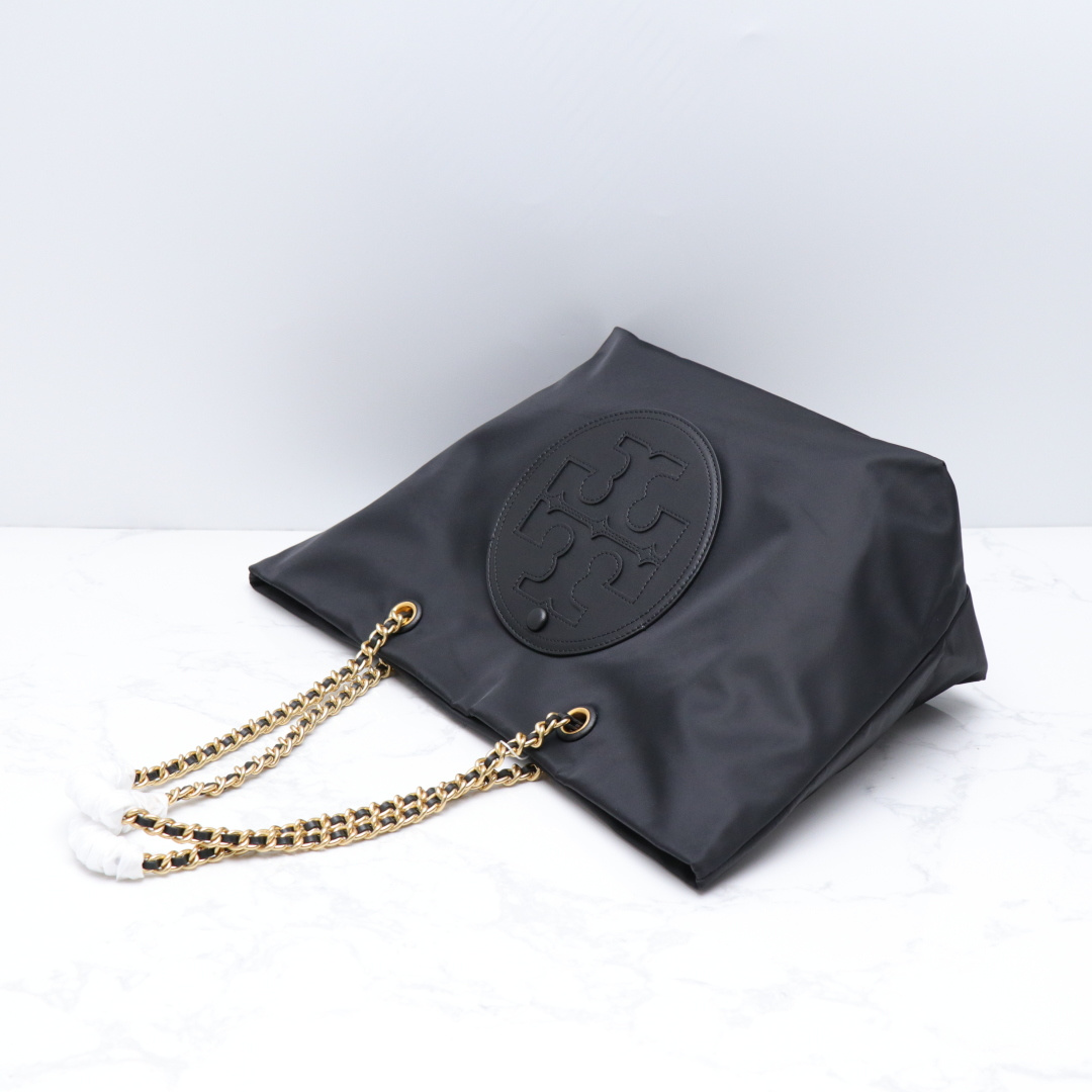 Tory Burch ～TORY BURCH汤丽柏琦 Ella链条托特包柔软解构 以轻巧的再生尼龙材质与编织链条肩带而独具辨识