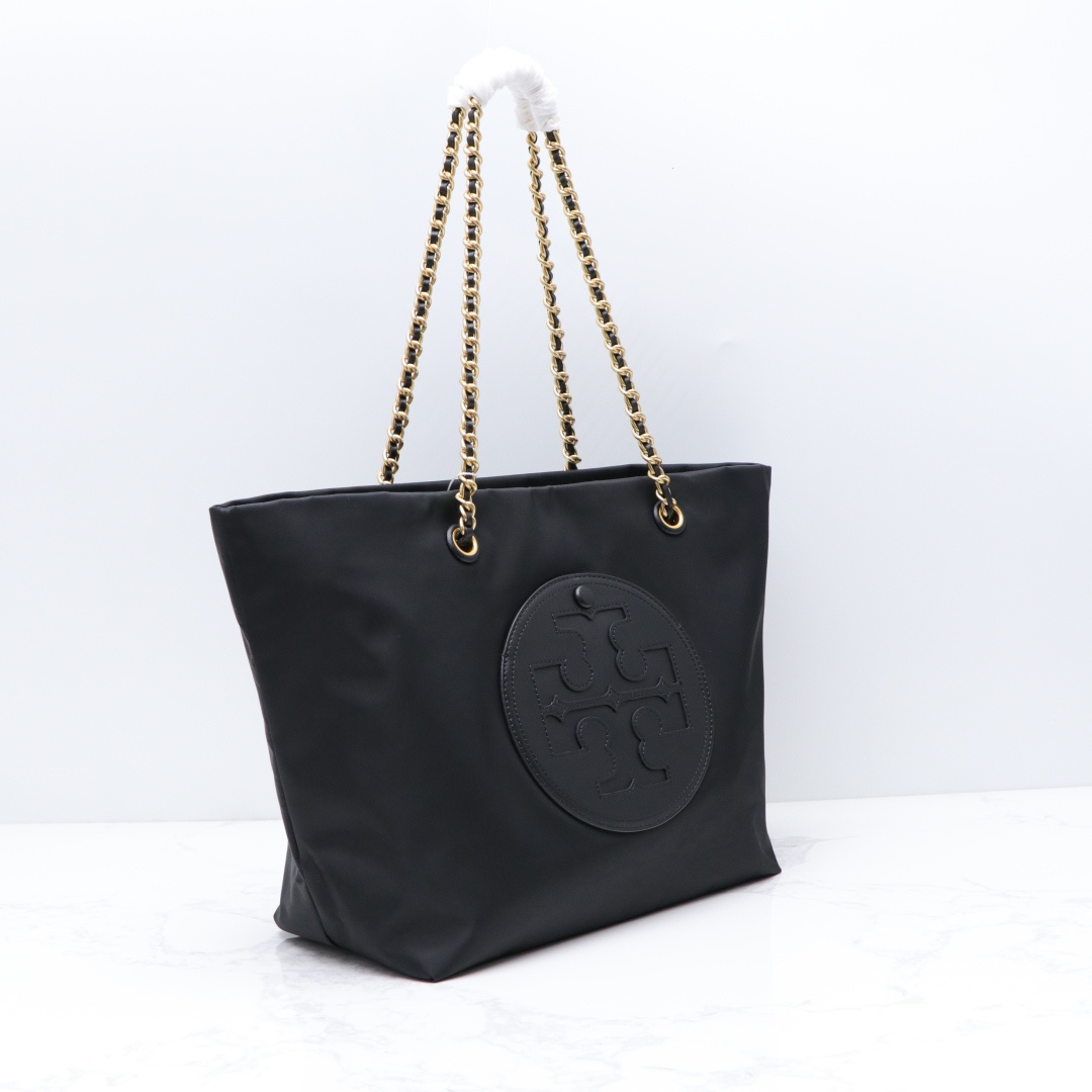 Tory Burch ～TORY BURCH汤丽柏琦 Ella链条托特包柔软解构 以轻巧的再生尼龙材质与编织链条肩带而独具辨识