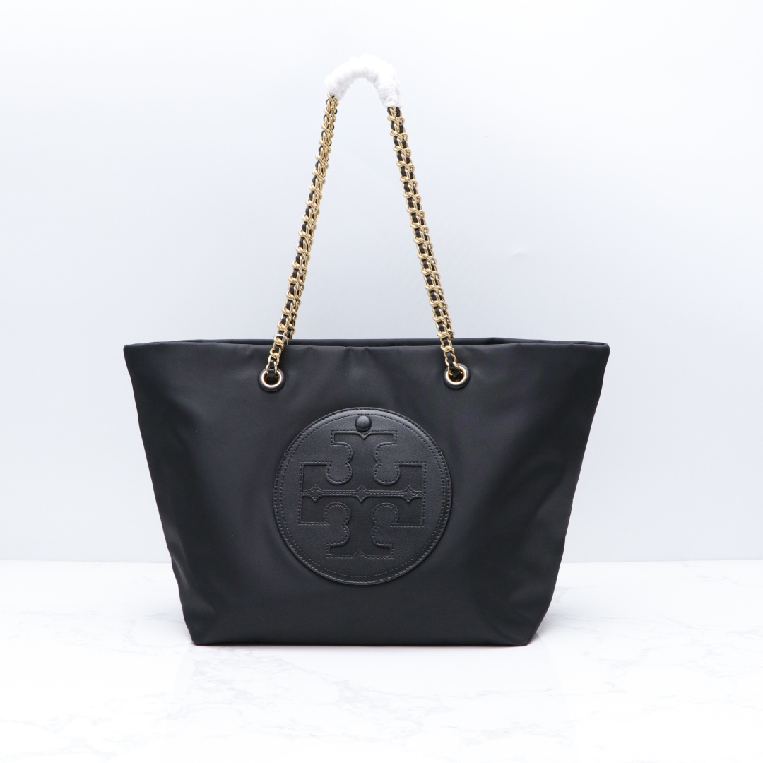 Tory Burch ～TORY BURCH汤丽柏琦 Ella链条托特包柔软解构 以轻巧的再生尼龙材质与编织链条肩带而独具辨识