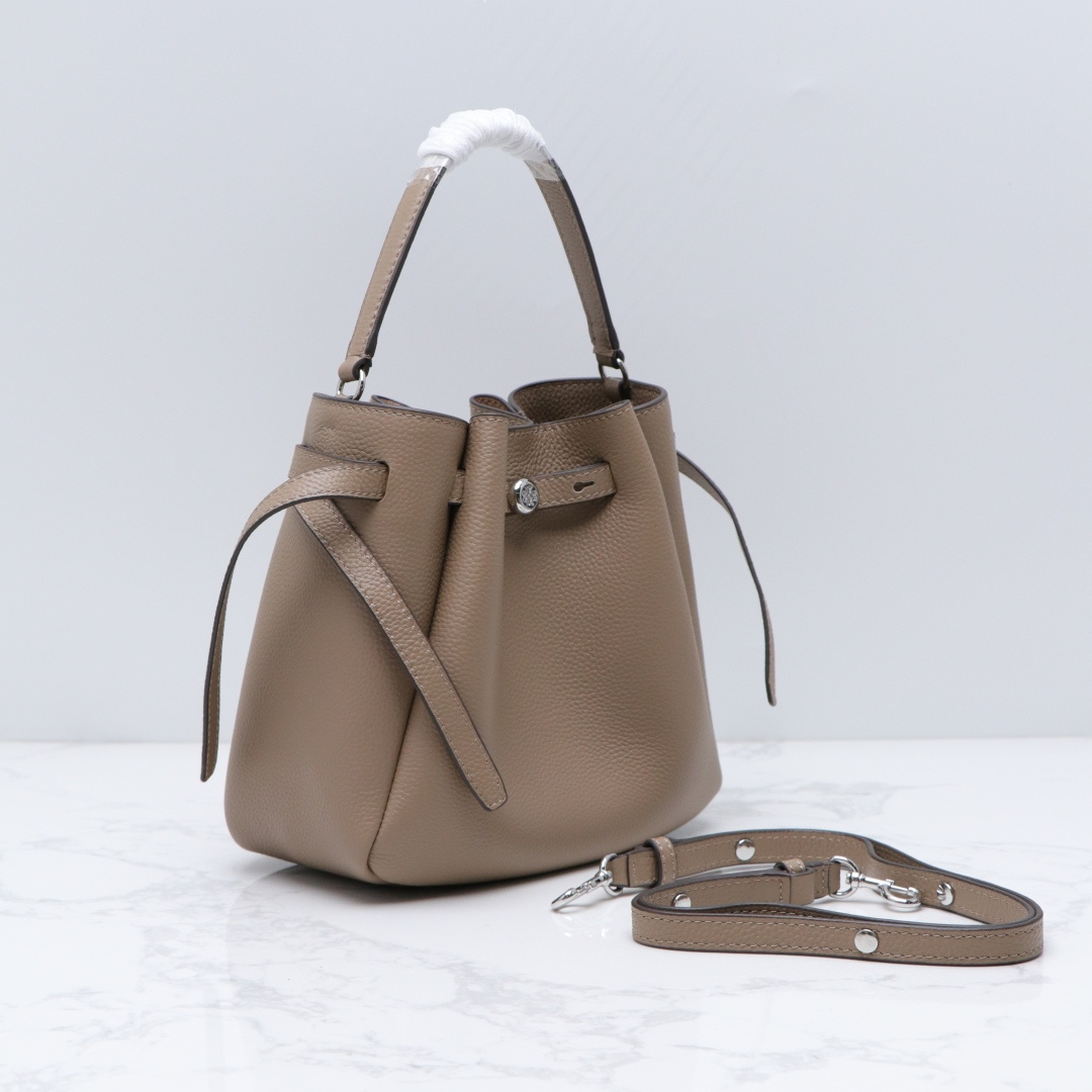 Tory Burch TB新款 166982 Romy 水桶包 精选柔软皮革 廓形灵巧 顶部巧妙收拢 富有质感