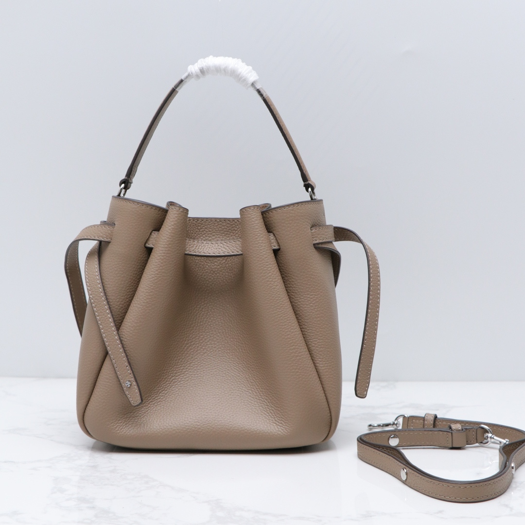 Tory Burch TB新款 166982 Romy 水桶包 精选柔软皮革 廓形灵巧 顶部巧妙收拢 富有质感