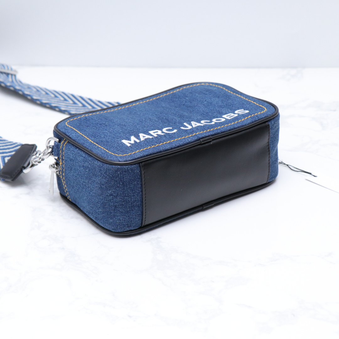 Marc Jacobs ～25新款Marc Jacobs 相机包 丹宁牛仔面料 长钱包什么的都能放 不占体积 好收纳