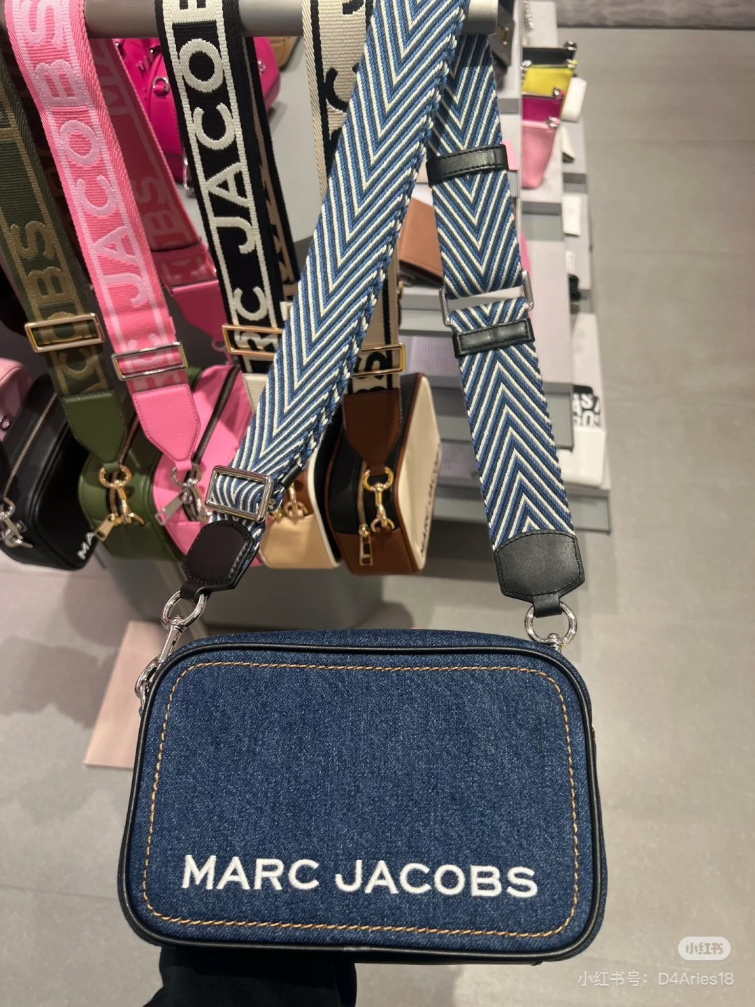 Marc Jacobs ～25新款Marc Jacobs 相机包 丹宁牛仔面料 长钱包什么的都能放 不占体积 好收纳