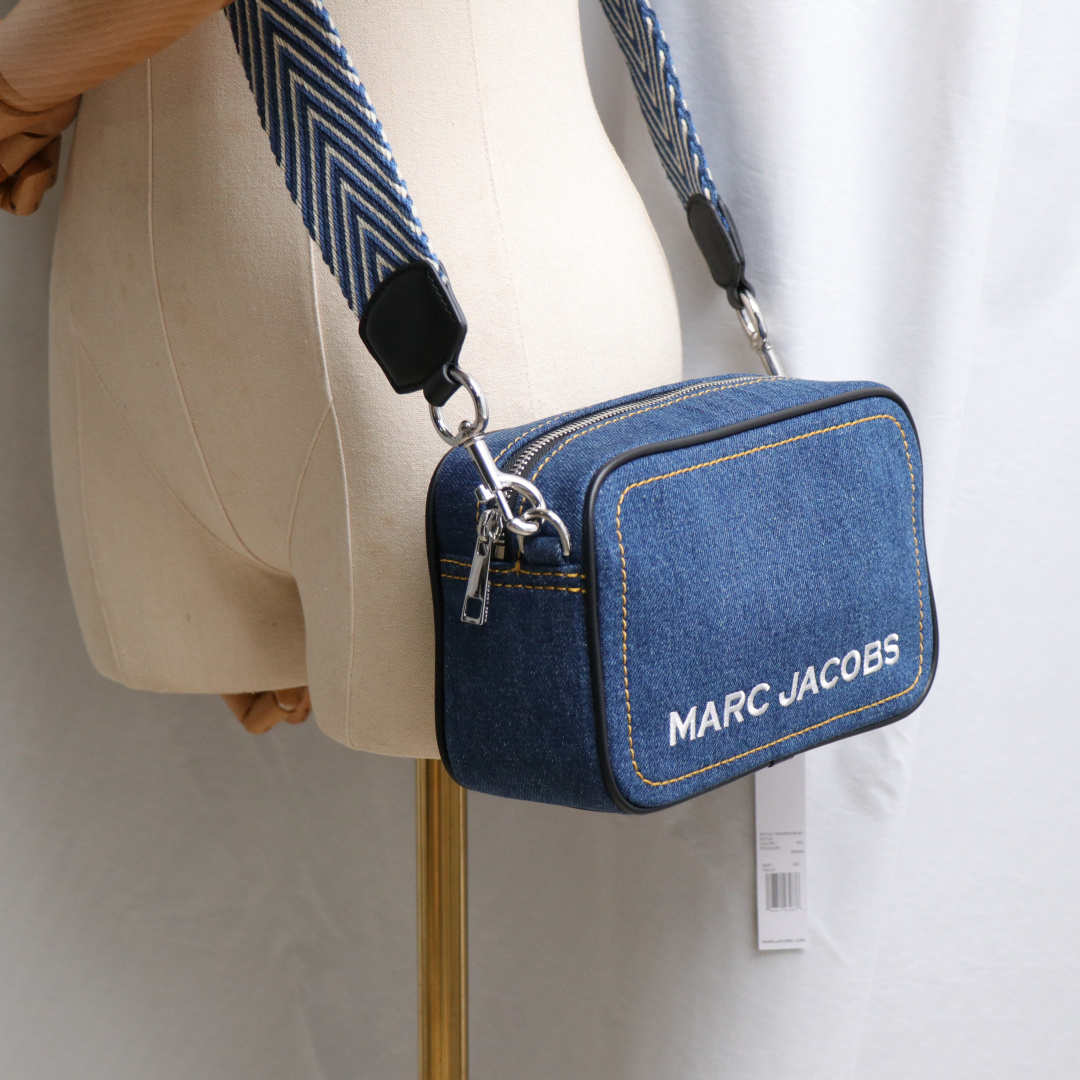 Marc Jacobs ～25新款Marc Jacobs 相机包 丹宁牛仔面料 长钱包什么的都能放 不占体积 好收纳
