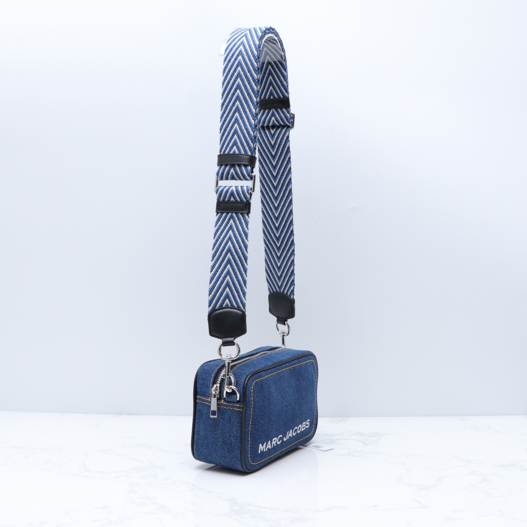 Marc Jacobs ～25新款Marc Jacobs 相机包 丹宁牛仔面料 长钱包什么的都能放 不占体积 好收纳