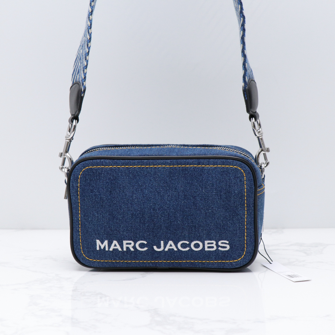 Marc Jacobs ～25新款Marc Jacobs 相机包 丹宁牛仔面料 长钱包什么的都能放 不占体积 好收纳