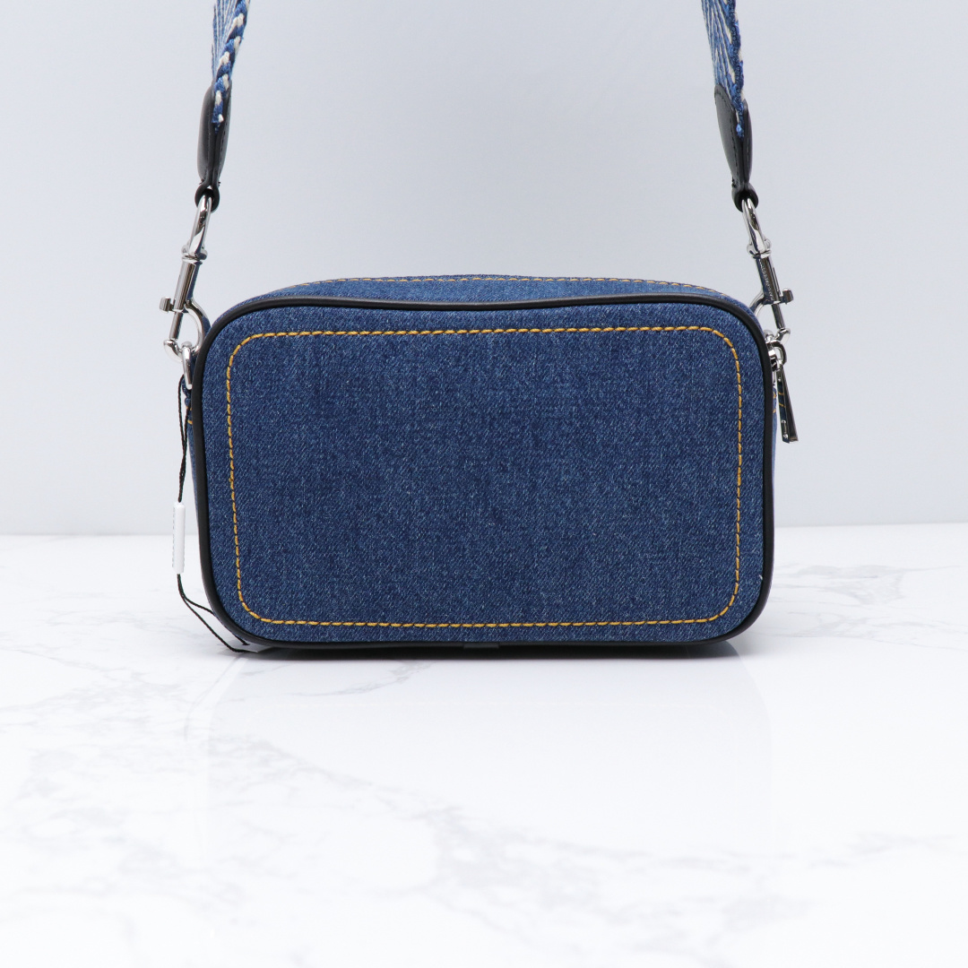 Marc Jacobs ～25新款Marc Jacobs 相机包 丹宁牛仔面料 长钱包什么的都能放 不占体积 好收纳