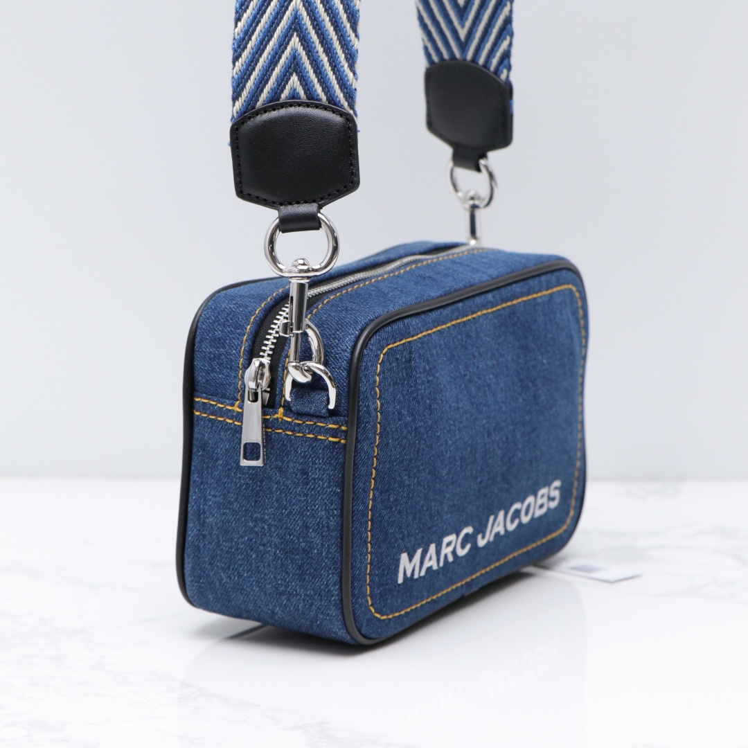 Marc Jacobs ～25新款Marc Jacobs 相机包 丹宁牛仔面料 长钱包什么的都能放 不占体积 好收纳