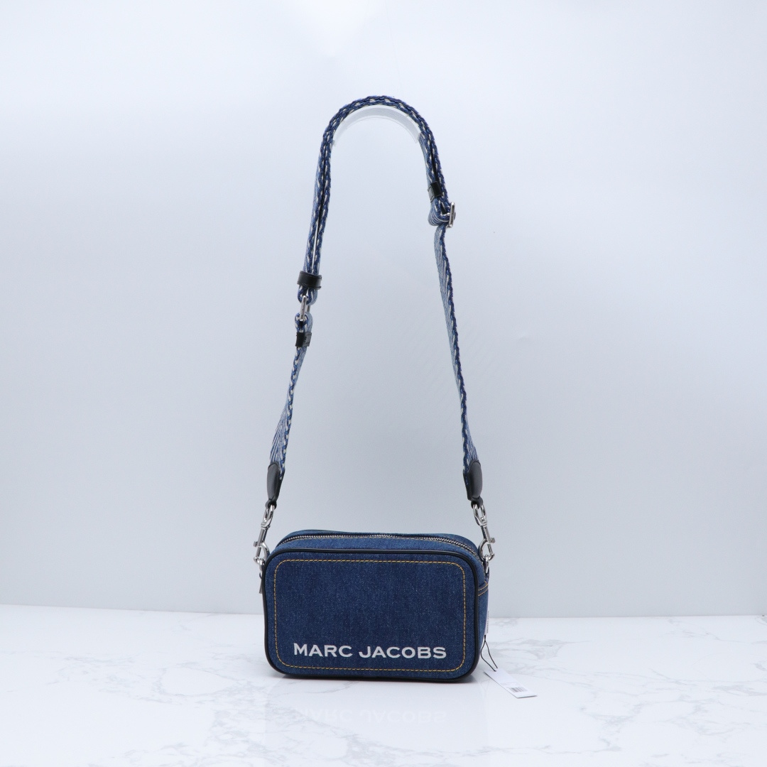 Marc Jacobs ～25新款Marc Jacobs 相机包 丹宁牛仔面料 长钱包什么的都能放 不占体积 好收纳
