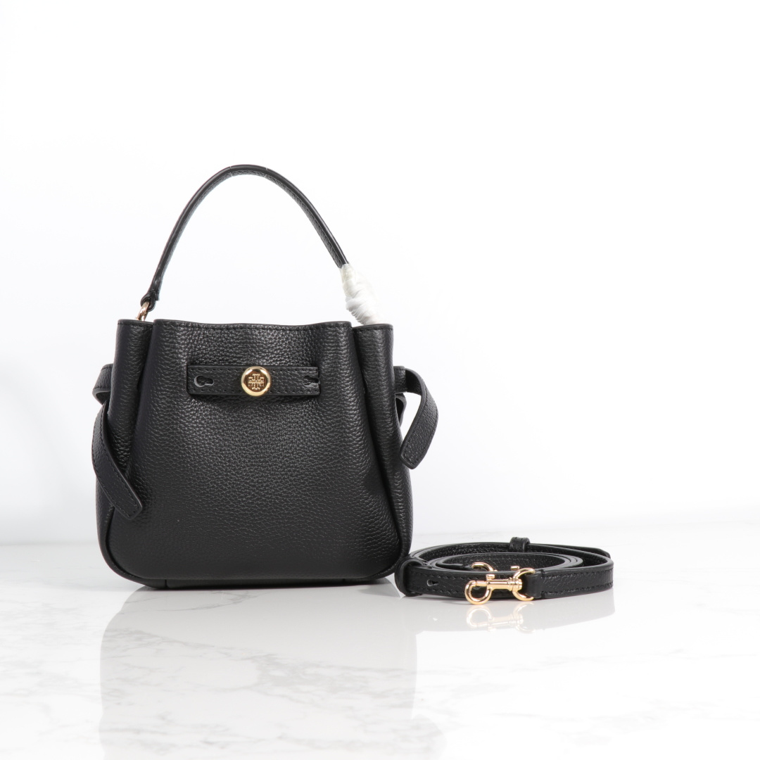 原单P380
❤️迷你miniTB新款 Romy 水桶包，精选柔软皮革，廓形灵巧，顶部巧妙收拢，富有质感。这款水桶包适合日常出行使用，轻盈灵活，包内空间宽敞，贴心配备一个口袋，方便有序收纳。配有纤细背带，并融入全新纽扣式 Logo，增添时尚亮点。可手提或斜挎，满足多样穿搭需求。磁力按扣；背带设有钉扣
尺寸18&times;8&times;15
编号179988