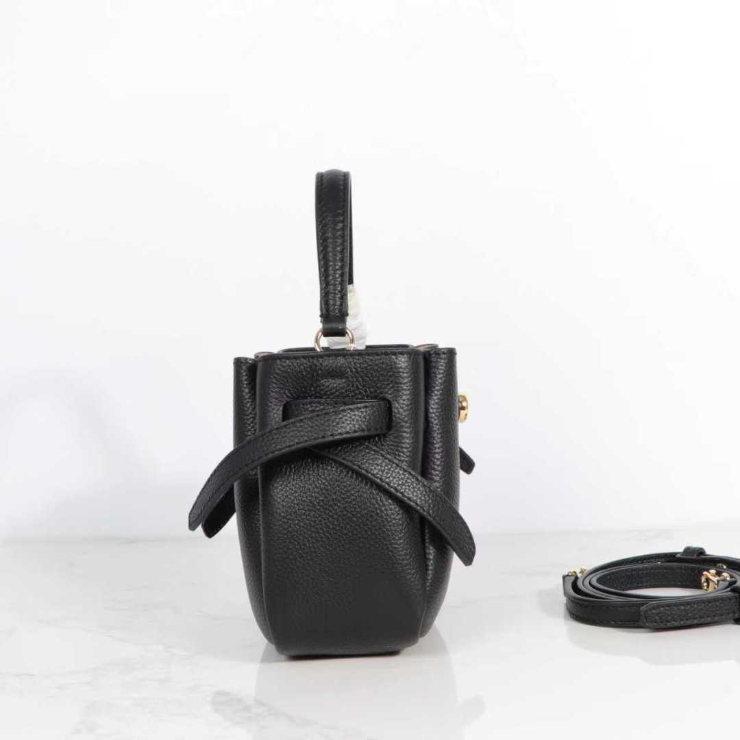 原单P380
❤️迷你miniTB新款 Romy 水桶包，精选柔软皮革，廓形灵巧，顶部巧妙收拢，富有质感。这款水桶包适合日常出行使用，轻盈灵活，包内空间宽敞，贴心配备一个口袋，方便有序收纳。配有纤细背带，并融入全新纽扣式 Logo，增添时尚亮点。可手提或斜挎，满足多样穿搭需求。磁力按扣；背带设有钉扣
尺寸18&times;8&times;15
编号179988