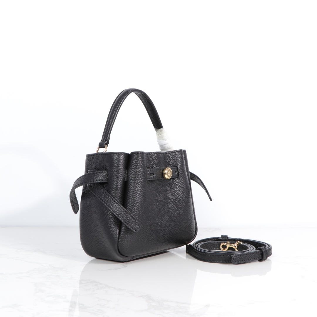 原单P380
❤️迷你miniTB新款 Romy 水桶包，精选柔软皮革，廓形灵巧，顶部巧妙收拢，富有质感。这款水桶包适合日常出行使用，轻盈灵活，包内空间宽敞，贴心配备一个口袋，方便有序收纳。配有纤细背带，并融入全新纽扣式 Logo，增添时尚亮点。可手提或斜挎，满足多样穿搭需求。磁力按扣；背带设有钉扣
尺寸18&times;8&times;15
编号179988