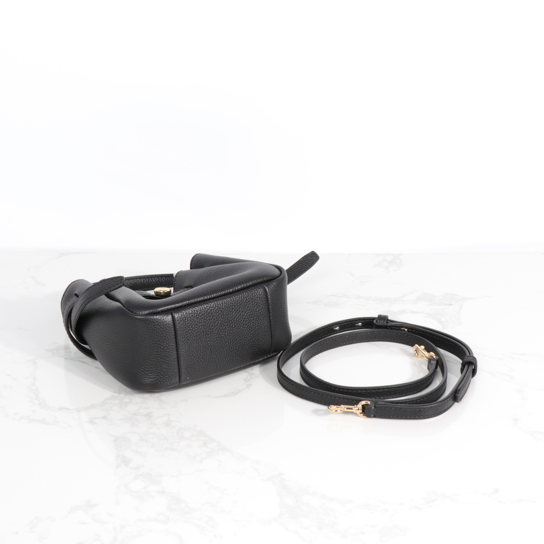 原单P380
❤️迷你miniTB新款 Romy 水桶包，精选柔软皮革，廓形灵巧，顶部巧妙收拢，富有质感。这款水桶包适合日常出行使用，轻盈灵活，包内空间宽敞，贴心配备一个口袋，方便有序收纳。配有纤细背带，并融入全新纽扣式 Logo，增添时尚亮点。可手提或斜挎，满足多样穿搭需求。磁力按扣；背带设有钉扣
尺寸18&times;8&times;15
编号179988