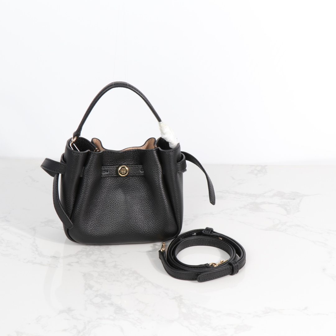 原单P380
❤️迷你miniTB新款 Romy 水桶包，精选柔软皮革，廓形灵巧，顶部巧妙收拢，富有质感。这款水桶包适合日常出行使用，轻盈灵活，包内空间宽敞，贴心配备一个口袋，方便有序收纳。配有纤细背带，并融入全新纽扣式 Logo，增添时尚亮点。可手提或斜挎，满足多样穿搭需求。磁力按扣；背带设有钉扣
尺寸18&times;8&times;15
编号179988