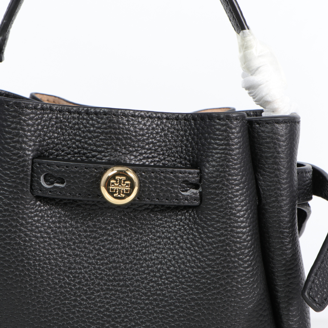 原单P380
❤️迷你miniTB新款 Romy 水桶包，精选柔软皮革，廓形灵巧，顶部巧妙收拢，富有质感。这款水桶包适合日常出行使用，轻盈灵活，包内空间宽敞，贴心配备一个口袋，方便有序收纳。配有纤细背带，并融入全新纽扣式 Logo，增添时尚亮点。可手提或斜挎，满足多样穿搭需求。磁力按扣；背带设有钉扣
尺寸18&times;8&times;15
编号179988