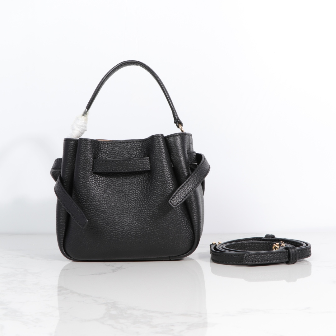 原单P380
❤️迷你miniTB新款 Romy 水桶包，精选柔软皮革，廓形灵巧，顶部巧妙收拢，富有质感。这款水桶包适合日常出行使用，轻盈灵活，包内空间宽敞，贴心配备一个口袋，方便有序收纳。配有纤细背带，并融入全新纽扣式 Logo，增添时尚亮点。可手提或斜挎，满足多样穿搭需求。磁力按扣；背带设有钉扣
尺寸18&times;8&times;15
编号179988