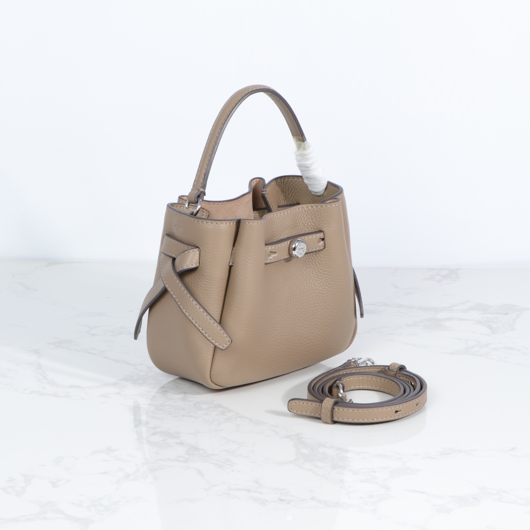 原单P380
❤️迷你miniTB新款 Romy 水桶包，精选柔软皮革，廓形灵巧，顶部巧妙收拢，富有质感。这款水桶包适合日常出行使用，轻盈灵活，包内空间宽敞，贴心配备一个口袋，方便有序收纳。配有纤细背带，并融入全新纽扣式 Logo，增添时尚亮点。可手提或斜挎，满足多样穿搭需求。磁力按扣；背带设有钉扣
尺寸18&times;8&times;15
编号179988