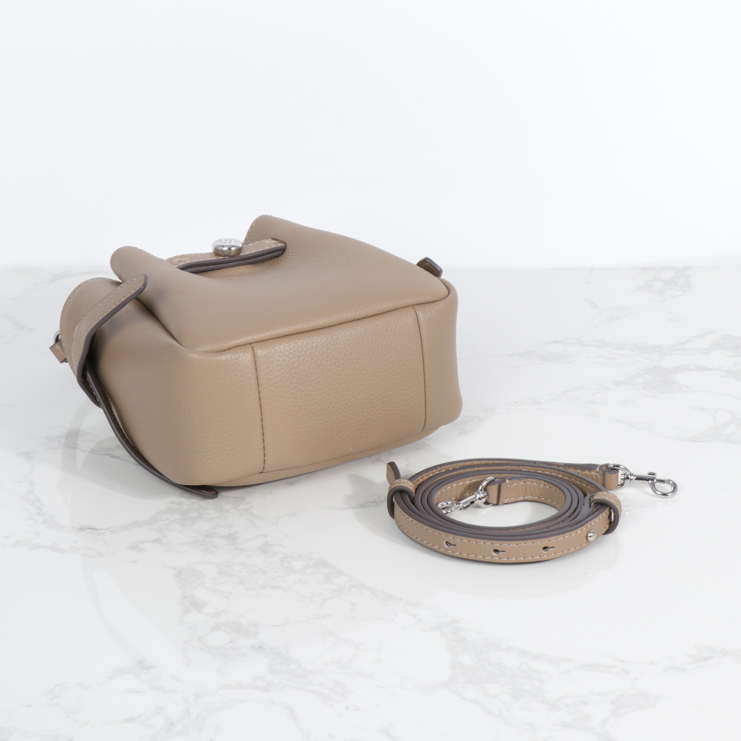 原单P380
❤️迷你miniTB新款 Romy 水桶包，精选柔软皮革，廓形灵巧，顶部巧妙收拢，富有质感。这款水桶包适合日常出行使用，轻盈灵活，包内空间宽敞，贴心配备一个口袋，方便有序收纳。配有纤细背带，并融入全新纽扣式 Logo，增添时尚亮点。可手提或斜挎，满足多样穿搭需求。磁力按扣；背带设有钉扣
尺寸18&times;8&times;15
编号179988