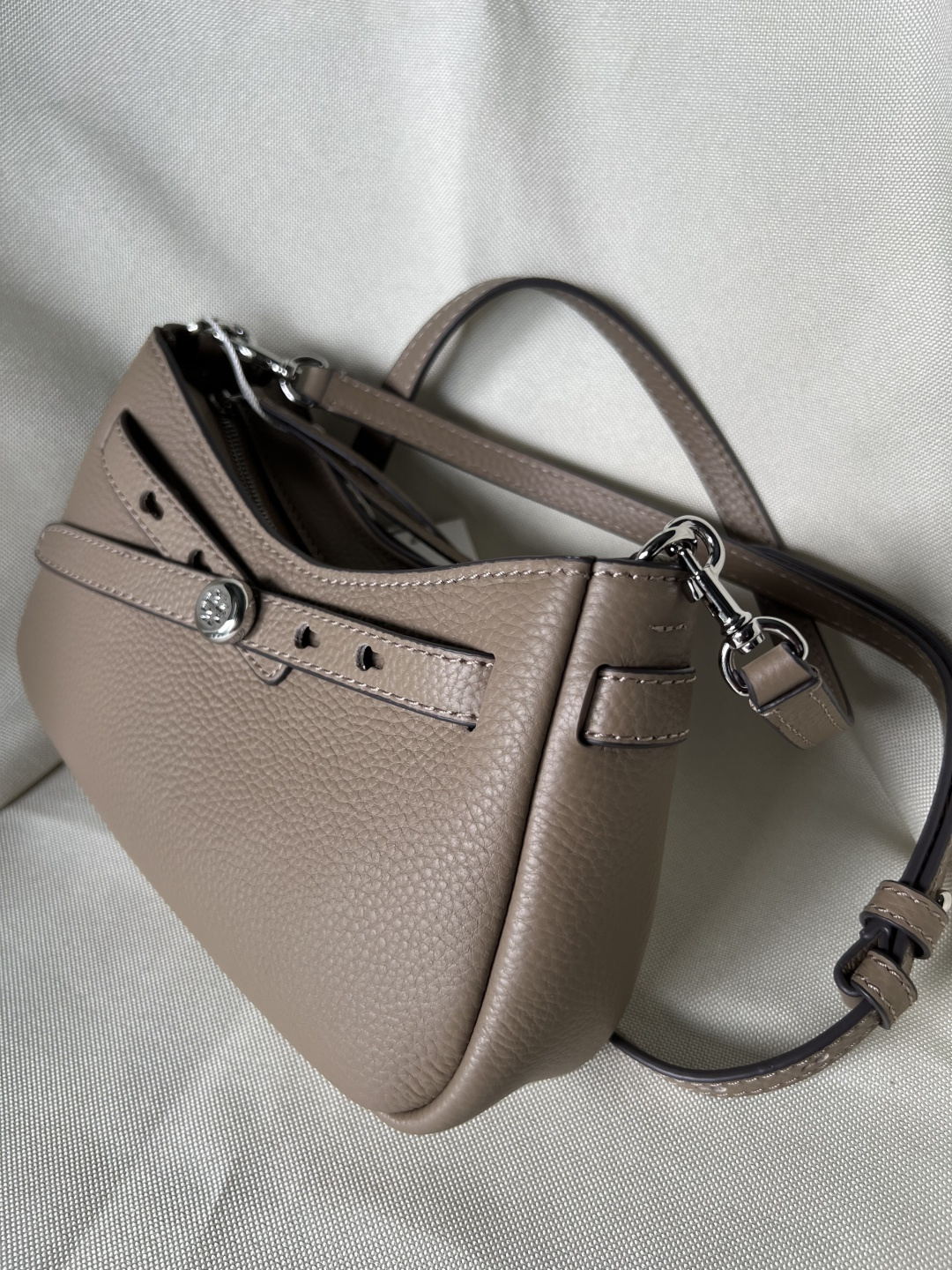 Tory Burch ～秋冬新款 荔枝纹头层牛皮 单肩包斜挎包 肩带可以调节 可以随意拆卸