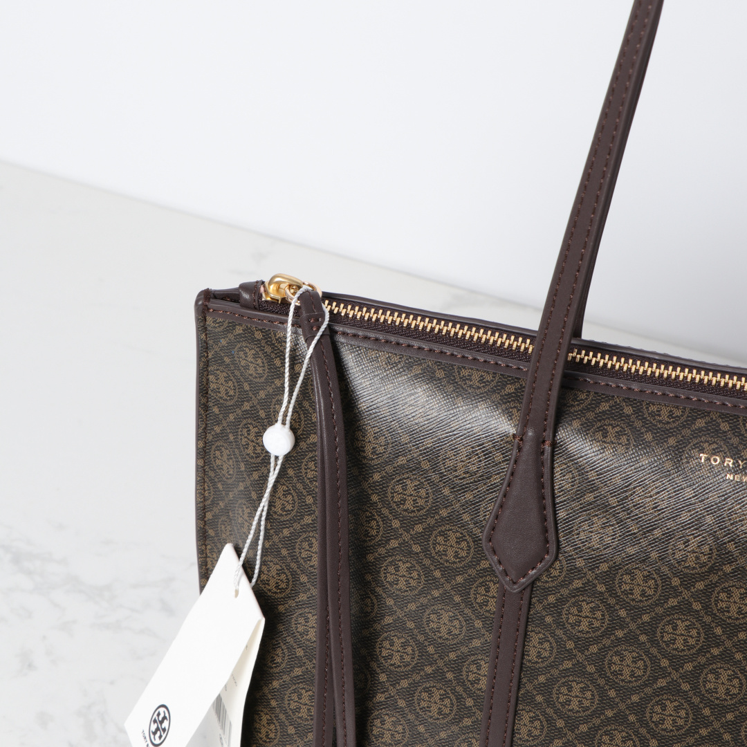 Tory Burch ～Perry 这小号拉链托特包风格简约 功能多元 配有可拆卸信封小包 可作为手拿包使用