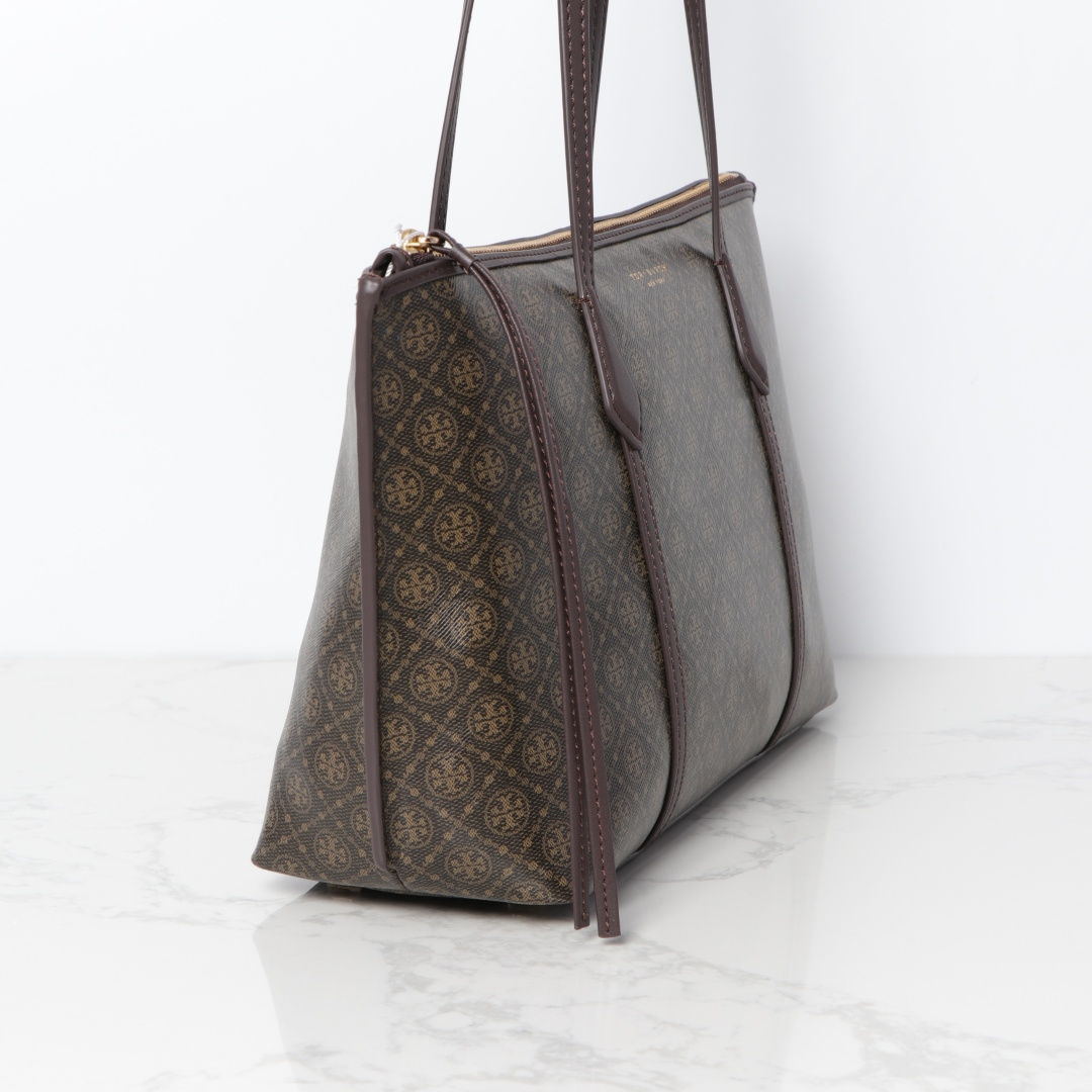 Tory Burch ～Perry 这小号拉链托特包风格简约 功能多元 配有可拆卸信封小包 可作为手拿包使用