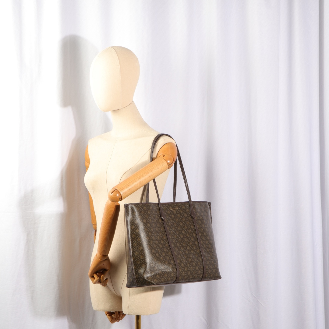 Tory Burch ～臻选通勤托特包 实用百搭 Perry 托特包如今更加轻盈 满足日常需求 全新可拆卸小包