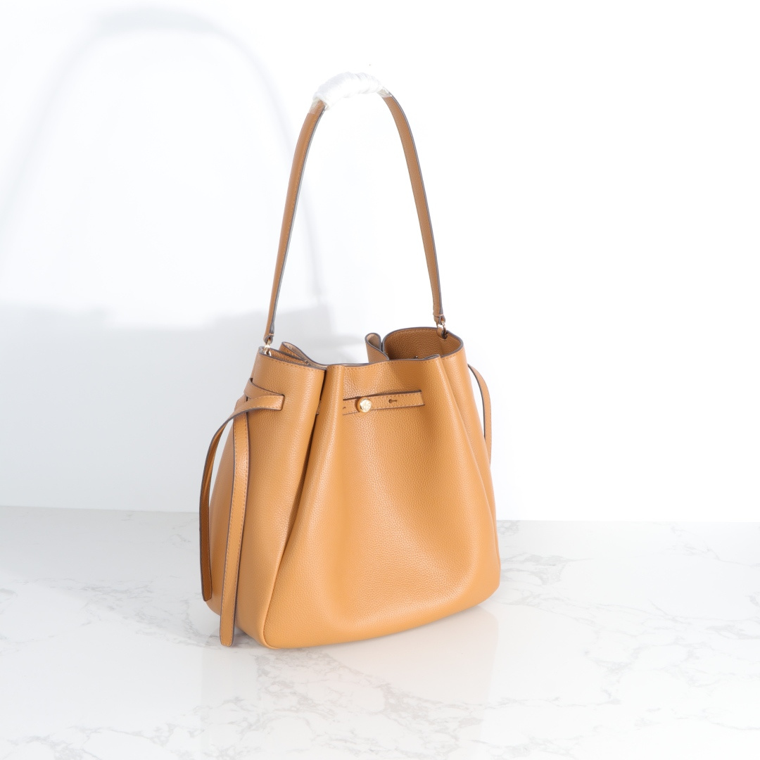 Tory Burch ～ 最新大号 TB新款 Romy 大号水桶包 精选柔软荔枝纹头层皮革 廓形灵巧