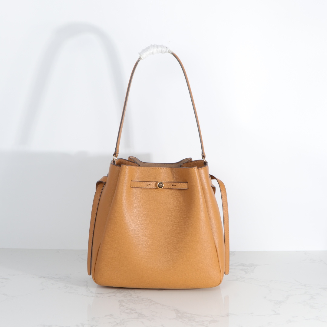 Tory Burch ～ 最新大号 TB新款 Romy 大号水桶包 精选柔软荔枝纹头层皮革 廓形灵巧