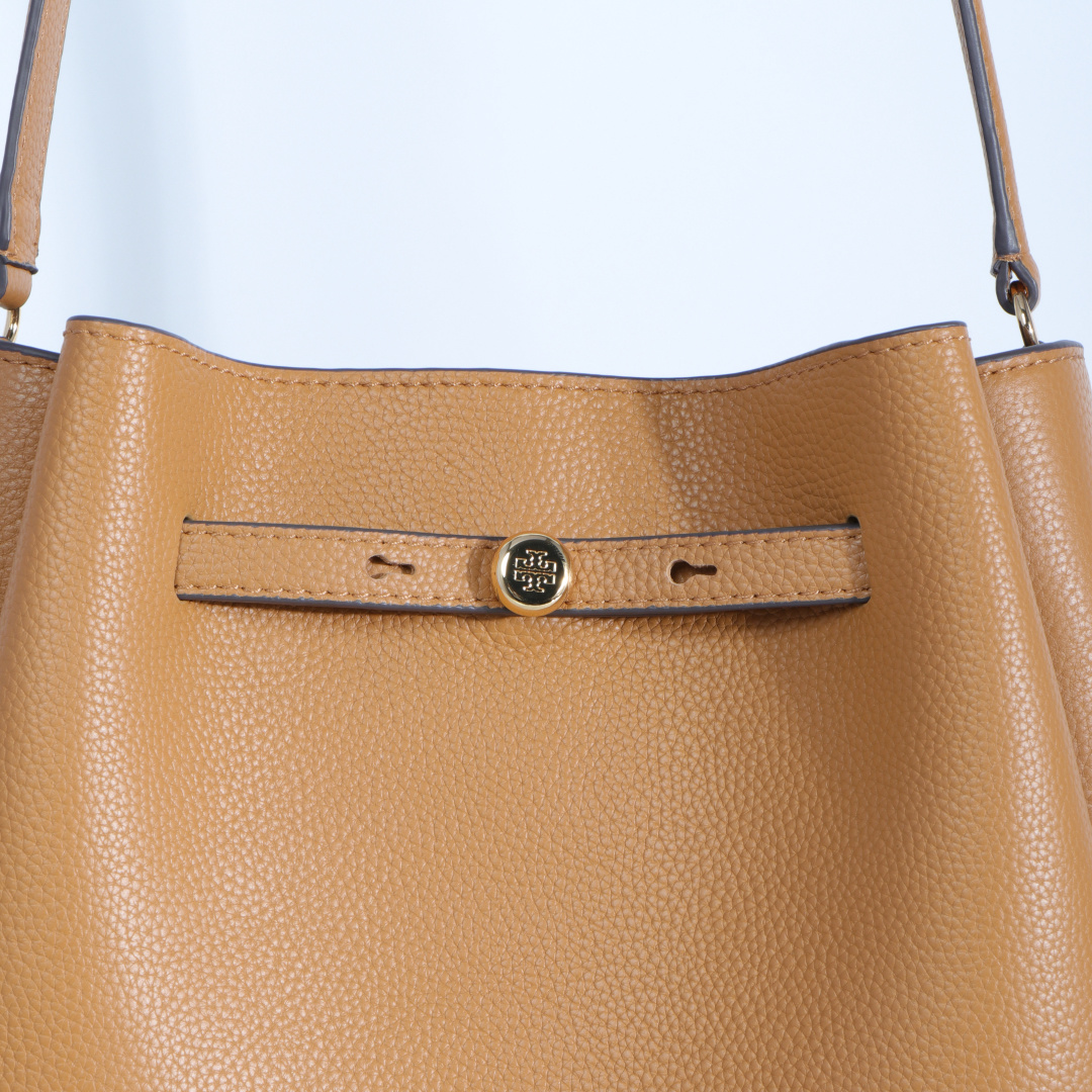 Tory Burch ～ 最新大号 TB新款 Romy 大号水桶包 精选柔软荔枝纹头层皮革 廓形灵巧