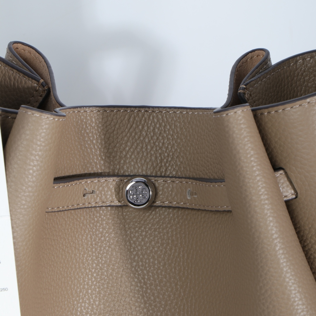 Tory Burch 最新大号 TB新款 Romy 大号水桶包 精选柔软荔枝纹头层皮革 廓形灵巧 顶部巧妙收拢