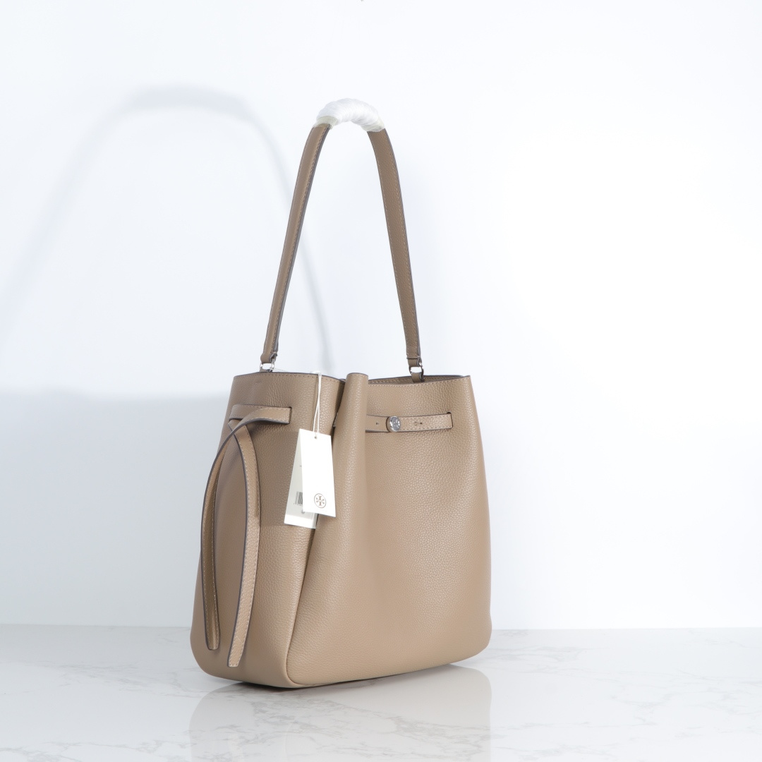Tory Burch 最新大号 TB新款 Romy 大号水桶包 精选柔软荔枝纹头层皮革 廓形灵巧 顶部巧妙收拢