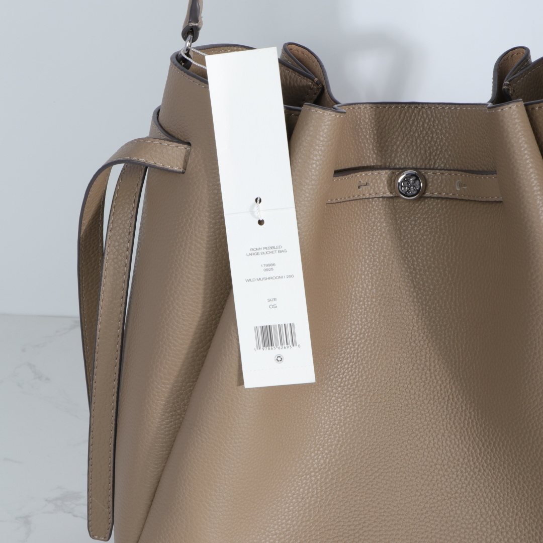 Tory Burch 最新大号 TB新款 Romy 大号水桶包 精选柔软荔枝纹头层皮革 廓形灵巧 顶部巧妙收拢