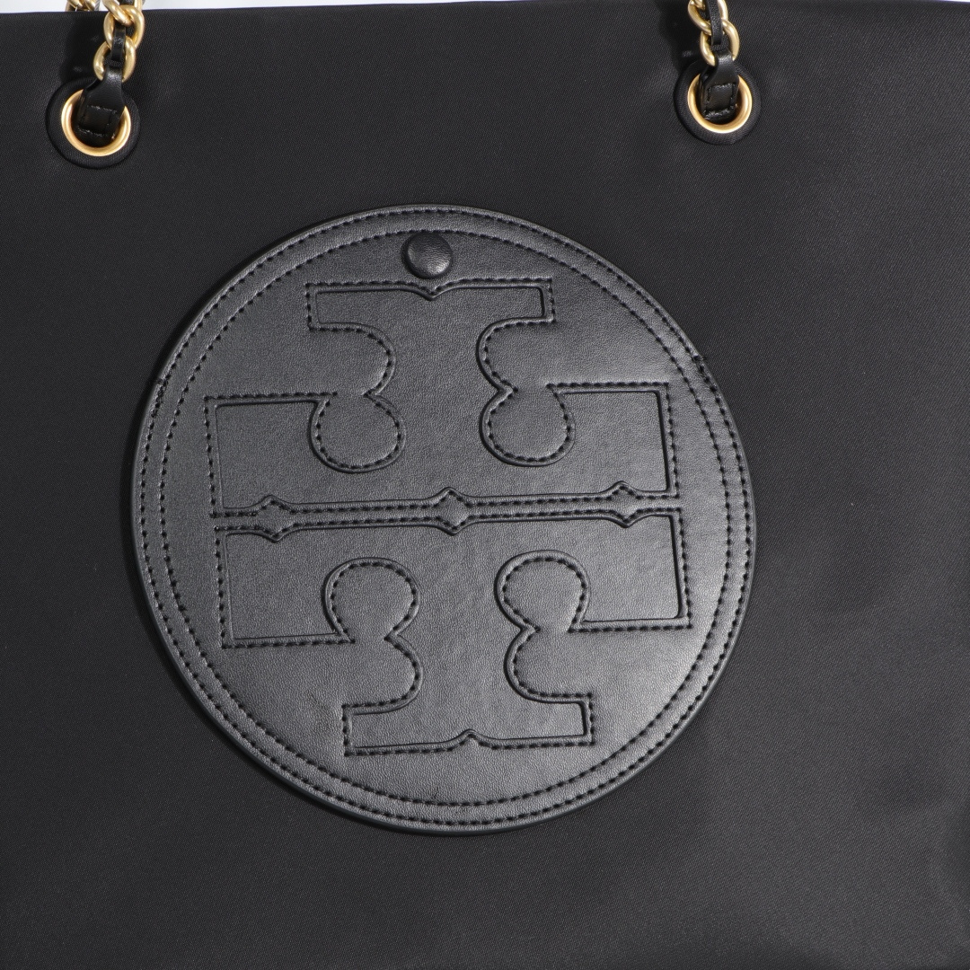 Tory Burch ～TORY BURCH汤丽柏琦 Ella链条托特包柔软解构 以轻巧的再生尼龙材质与编织链条肩带而独具辨识