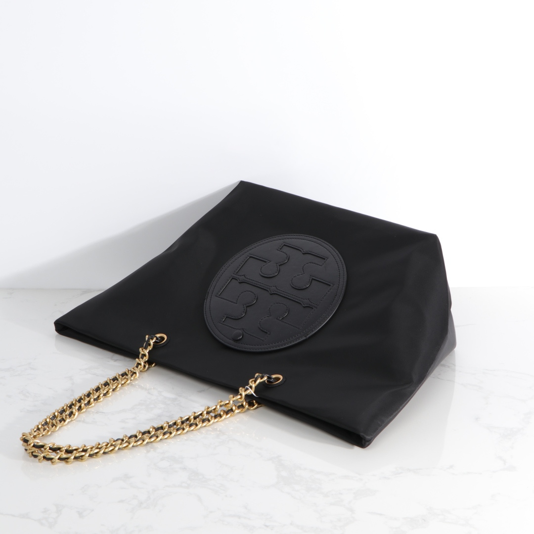 Tory Burch ～TORY BURCH汤丽柏琦 Ella链条托特包柔软解构 以轻巧的再生尼龙材质与编织链条肩带而独具辨识
