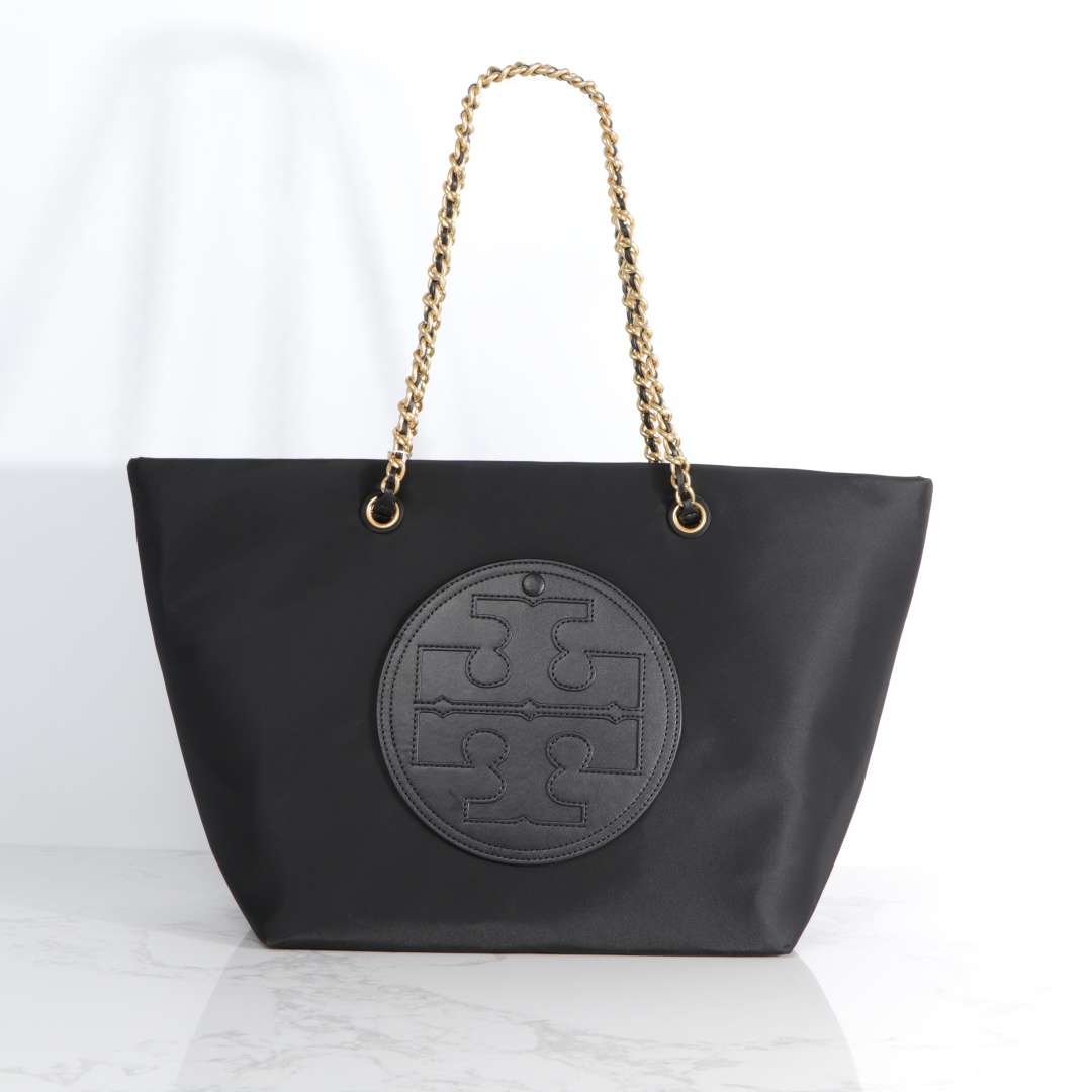 Tory Burch ～TORY BURCH汤丽柏琦 Ella链条托特包柔软解构 以轻巧的再生尼龙材质与编织链条肩带而独具辨识