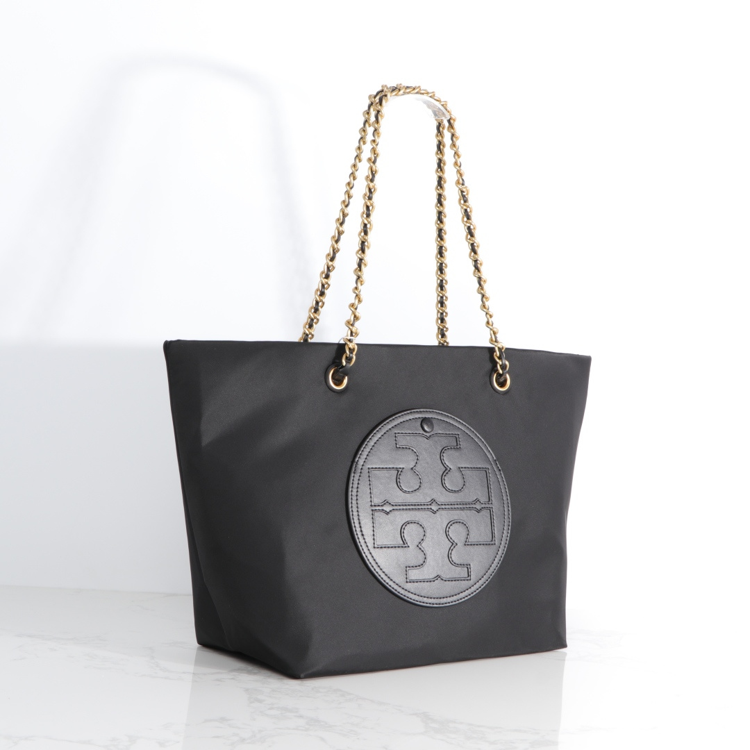 Tory Burch ～TORY BURCH汤丽柏琦 Ella链条托特包柔软解构 以轻巧的再生尼龙材质与编织链条肩带而独具辨识