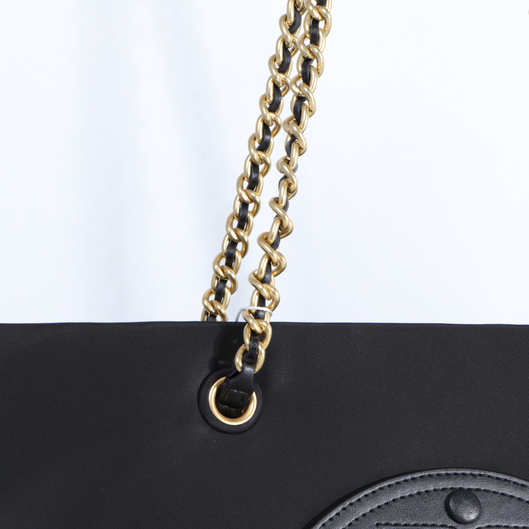 Tory Burch ～TORY BURCH汤丽柏琦 Ella链条托特包柔软解构 以轻巧的再生尼龙材质与编织链条肩带而独具辨识
