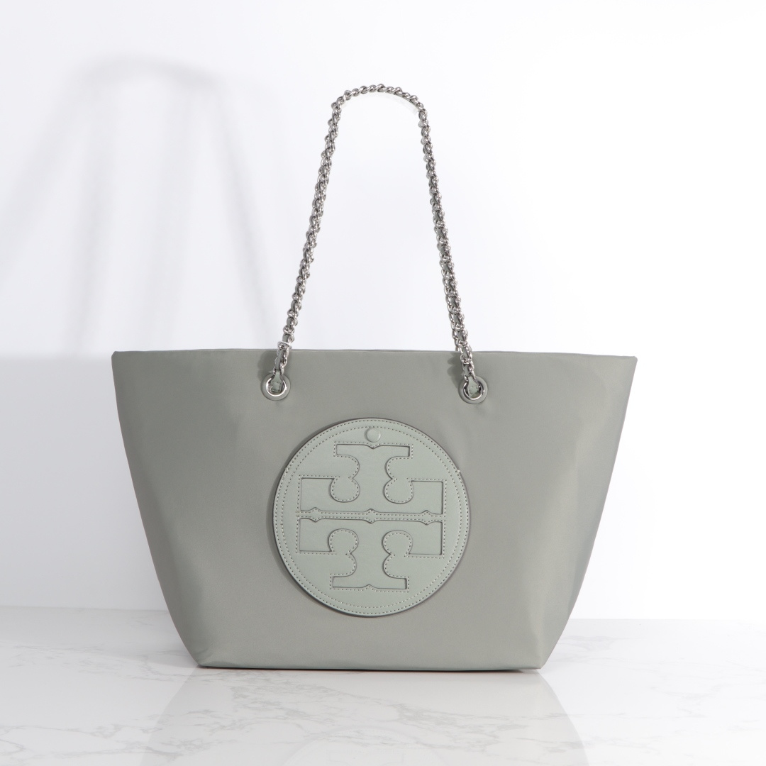 Tory Burch ～TORY BURCH汤丽柏琦 Ella链条托特包柔软解构 以轻巧的再生尼龙材质与编织链条肩带而独具辨识