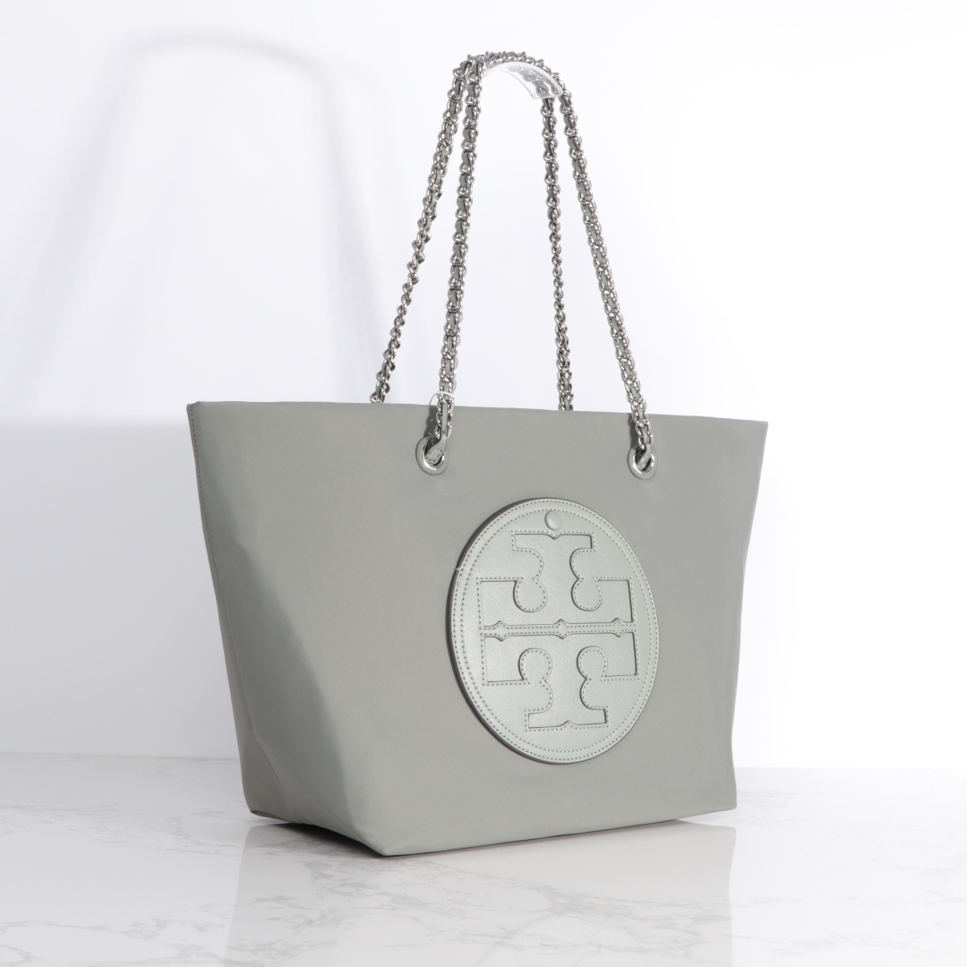 Tory Burch ～TORY BURCH汤丽柏琦 Ella链条托特包柔软解构 以轻巧的再生尼龙材质与编织链条肩带而独具辨识