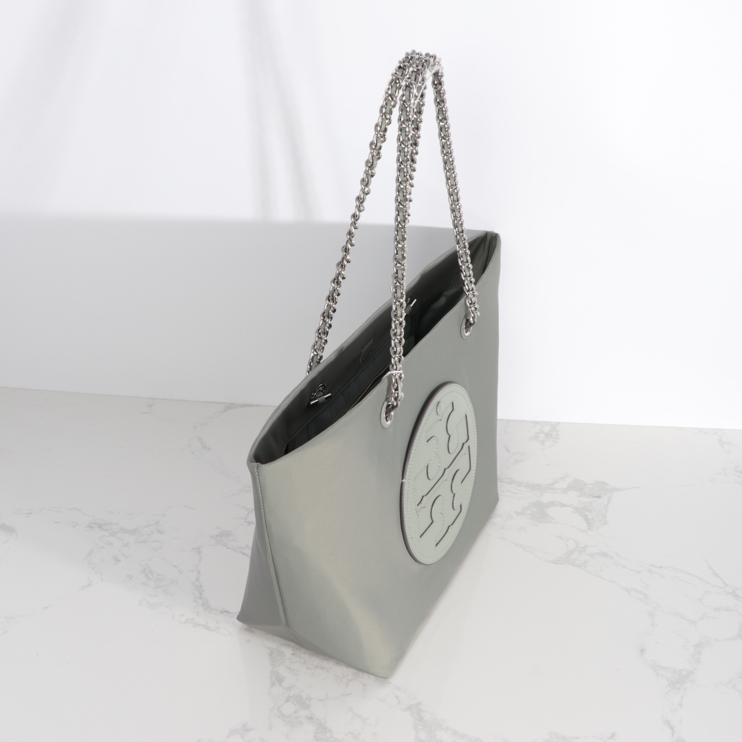 Tory Burch ～TORY BURCH汤丽柏琦 Ella链条托特包柔软解构 以轻巧的再生尼龙材质与编织链条肩带而独具辨识