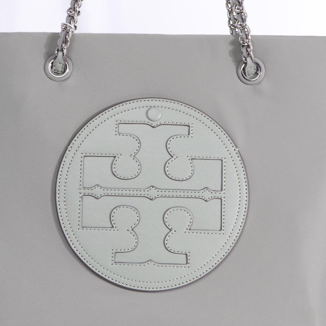 Tory Burch ～TORY BURCH汤丽柏琦 Ella链条托特包柔软解构 以轻巧的再生尼龙材质与编织链条肩带而独具辨识