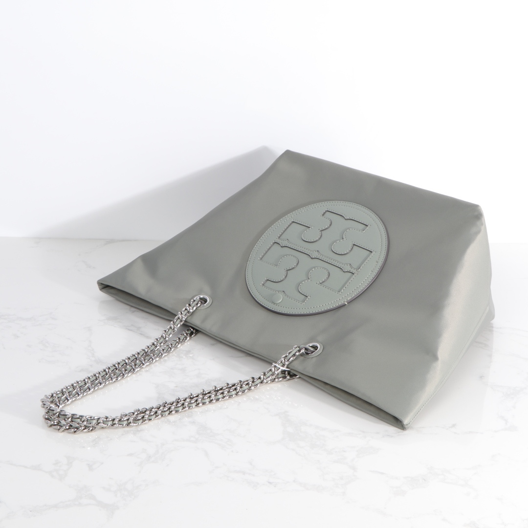 Tory Burch ～TORY BURCH汤丽柏琦 Ella链条托特包柔软解构 以轻巧的再生尼龙材质与编织链条肩带而独具辨识