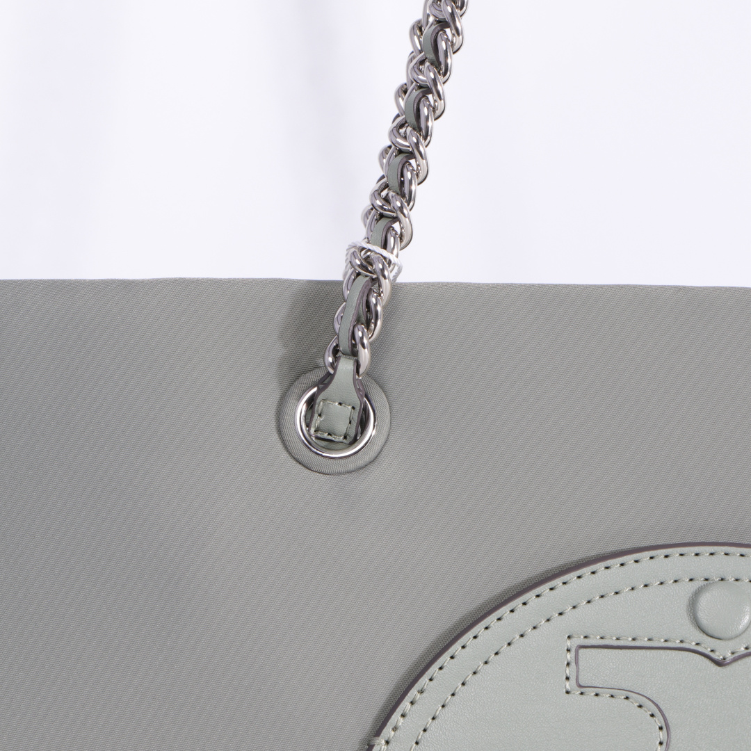 Tory Burch ～TORY BURCH汤丽柏琦 Ella链条托特包柔软解构 以轻巧的再生尼龙材质与编织链条肩带而独具辨识