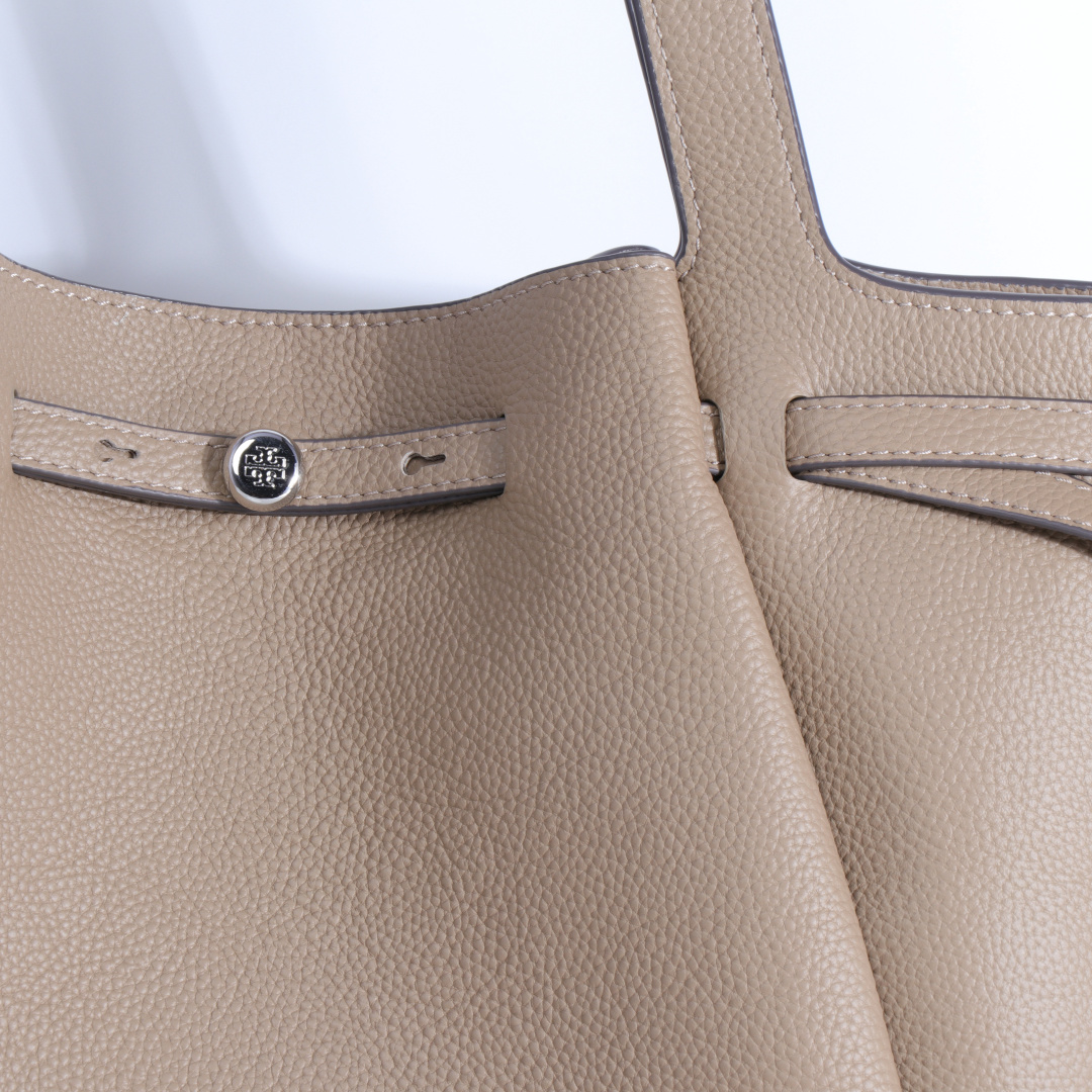 Tory Burch 编号 163388 荔枝纹头层牛皮 磁性按扣闭 合 带领钉闭合的腰带 顶部提手 1个 内部悬挂拉链口袋