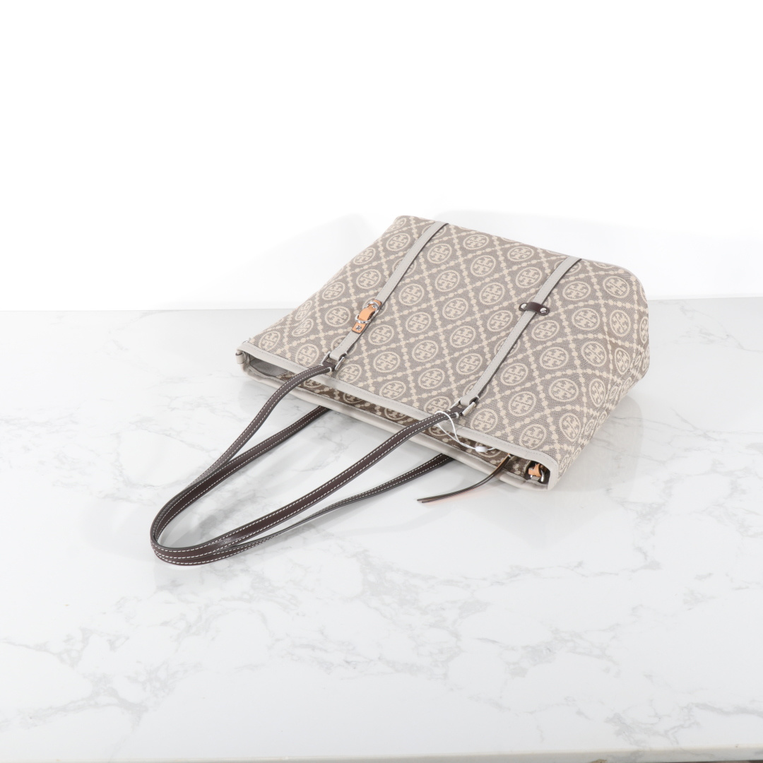 Tory Burch ～Tory Burch麻灰色 TMonogram图案 搭配提花织物 魅力隽永又风格独具