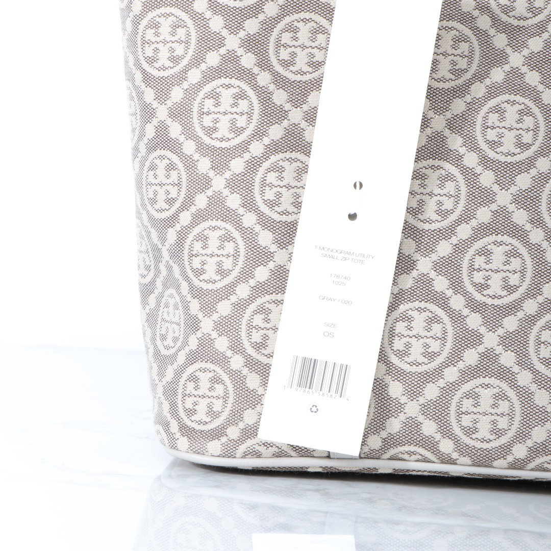 Tory Burch ～Tory Burch麻灰色 TMonogram图案 搭配提花织物 魅力隽永又风格独具