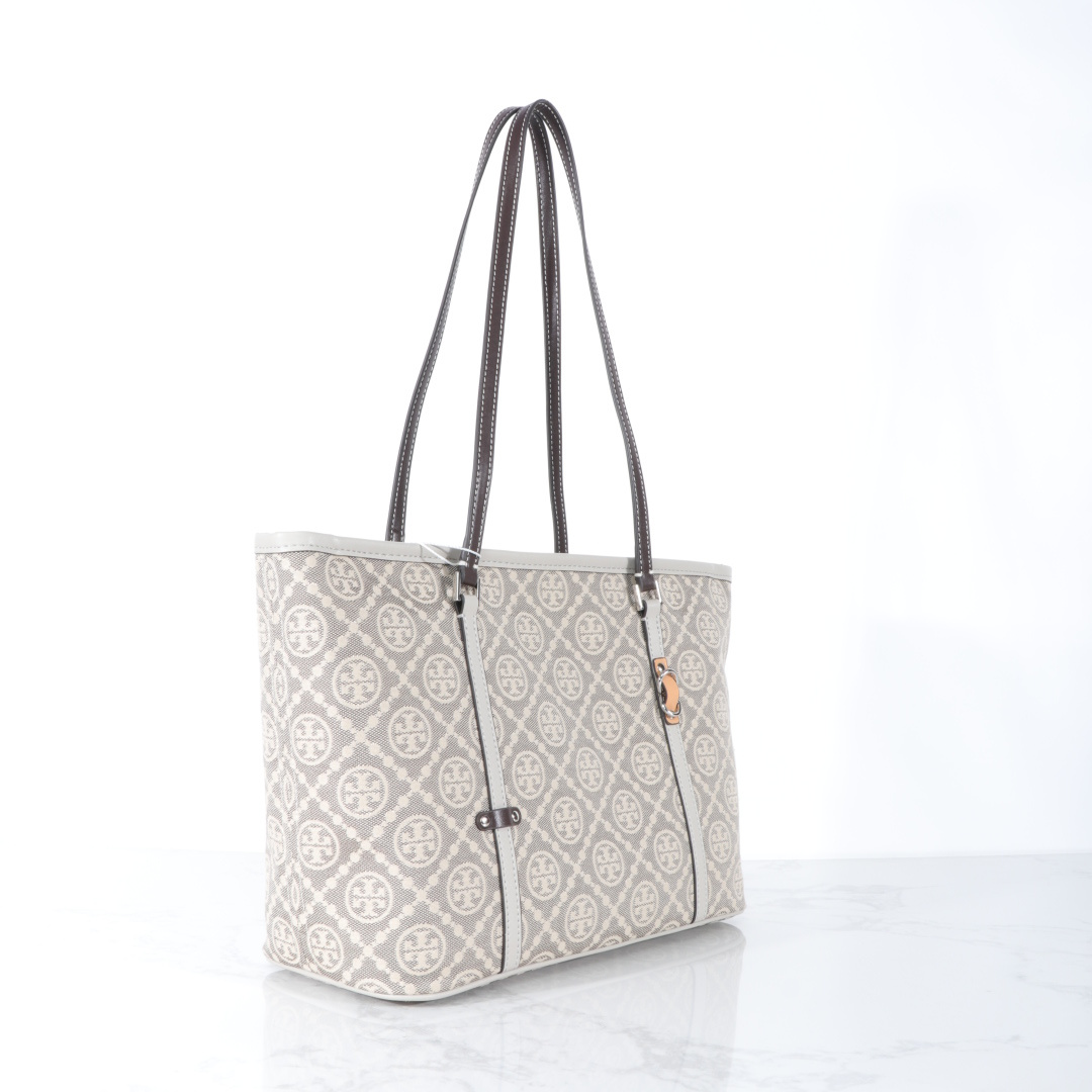 Tory Burch ～Tory Burch麻灰色 TMonogram图案 搭配提花织物 魅力隽永又风格独具