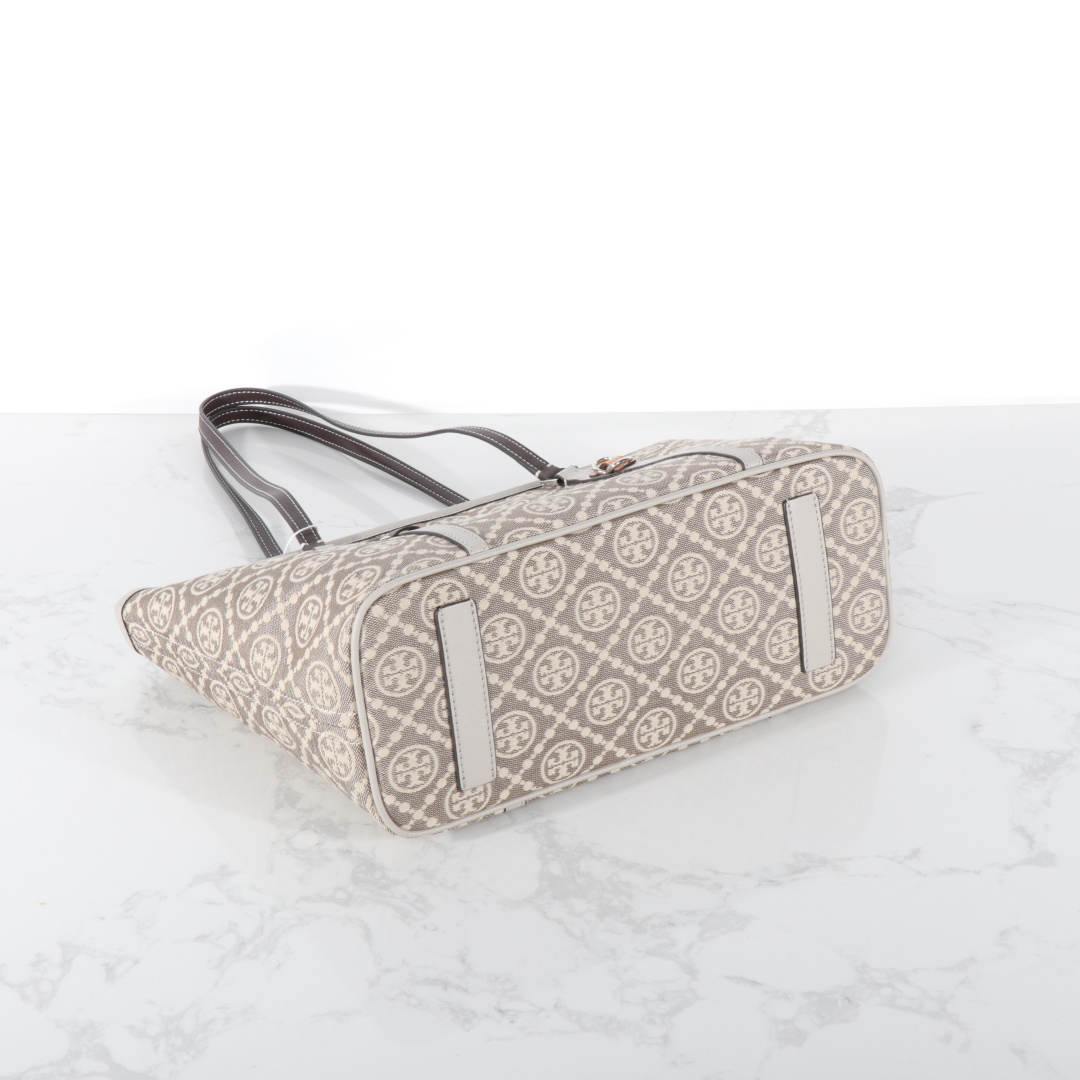 Tory Burch ～Tory Burch麻灰色 TMonogram图案 搭配提花织物 魅力隽永又风格独具